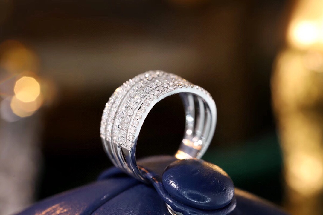 18k gold ring set with a natural diamond; the diamond features a Tapered Baguette cut and weighs 0.68carats.