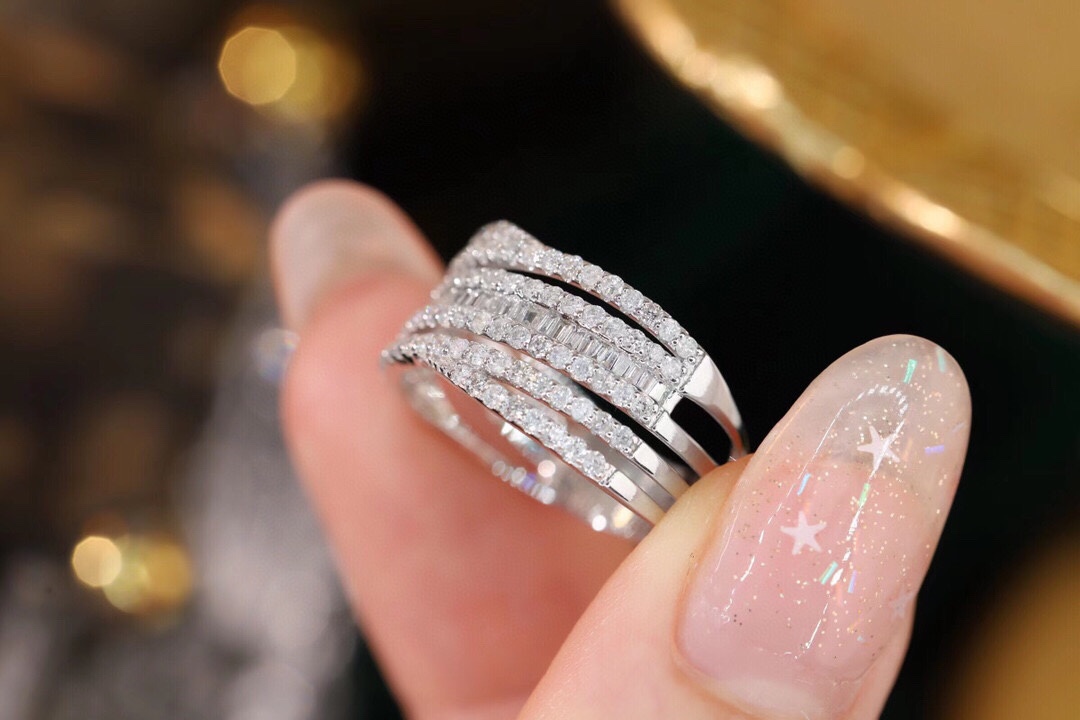 18k gold ring set with a natural diamond; the diamond features a Tapered Baguette cut and weighs 0.68carats.