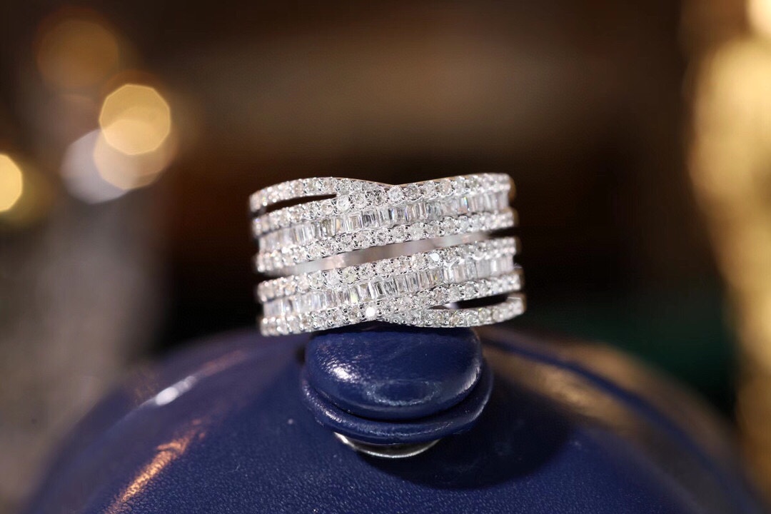 18k gold ring set with a natural diamond; the diamond features a Tapered Baguette cut and weighs 0.85carats.