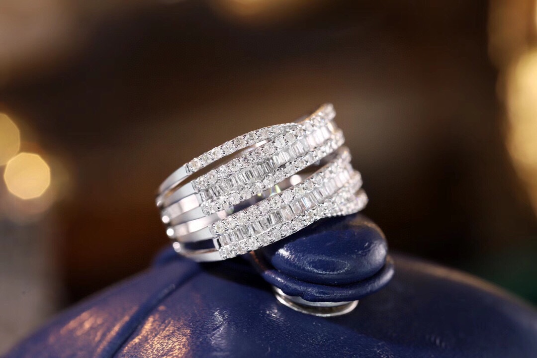 18k gold ring set with a natural diamond; the diamond features a Tapered Baguette cut and weighs 0.85carats.