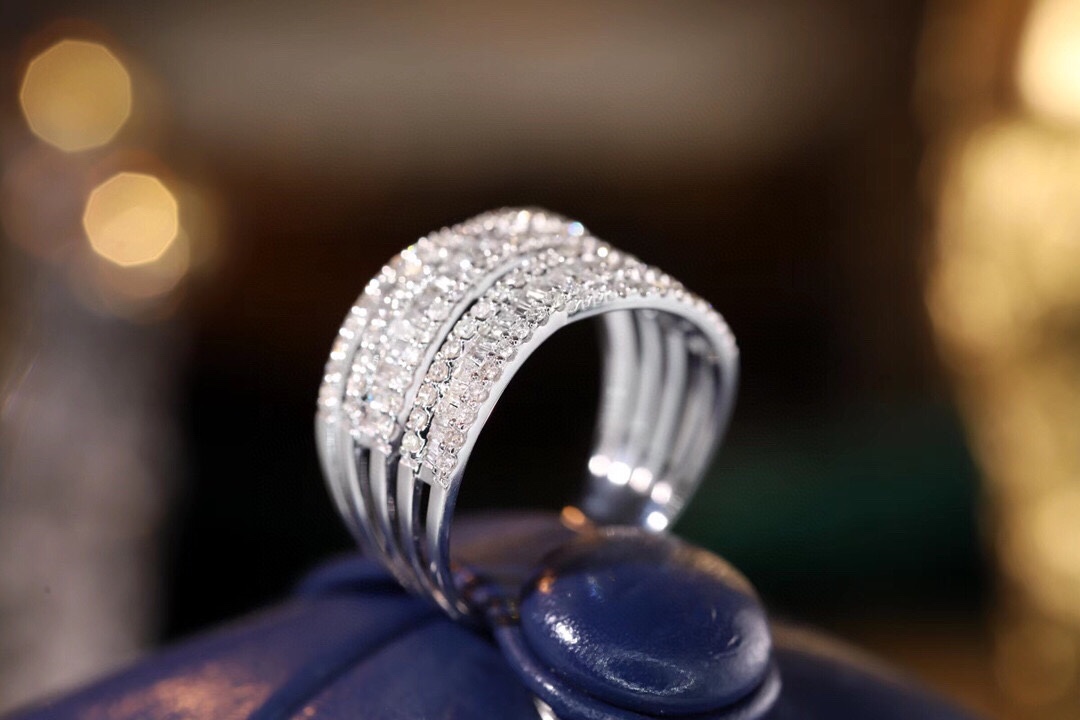 18k gold ring set with a natural diamond; the diamond features a Tapered Baguette cut and weighs 0.85carats.