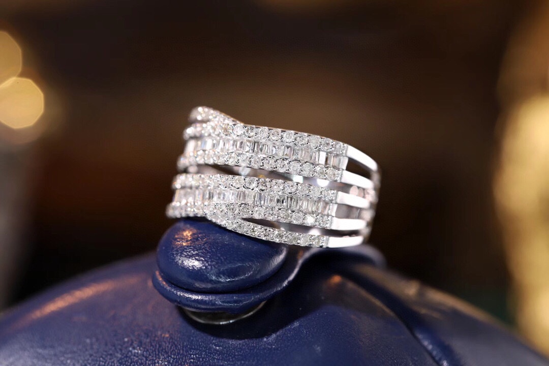 18k gold ring set with a natural diamond; the diamond features a Tapered Baguette cut and weighs 0.85carats.