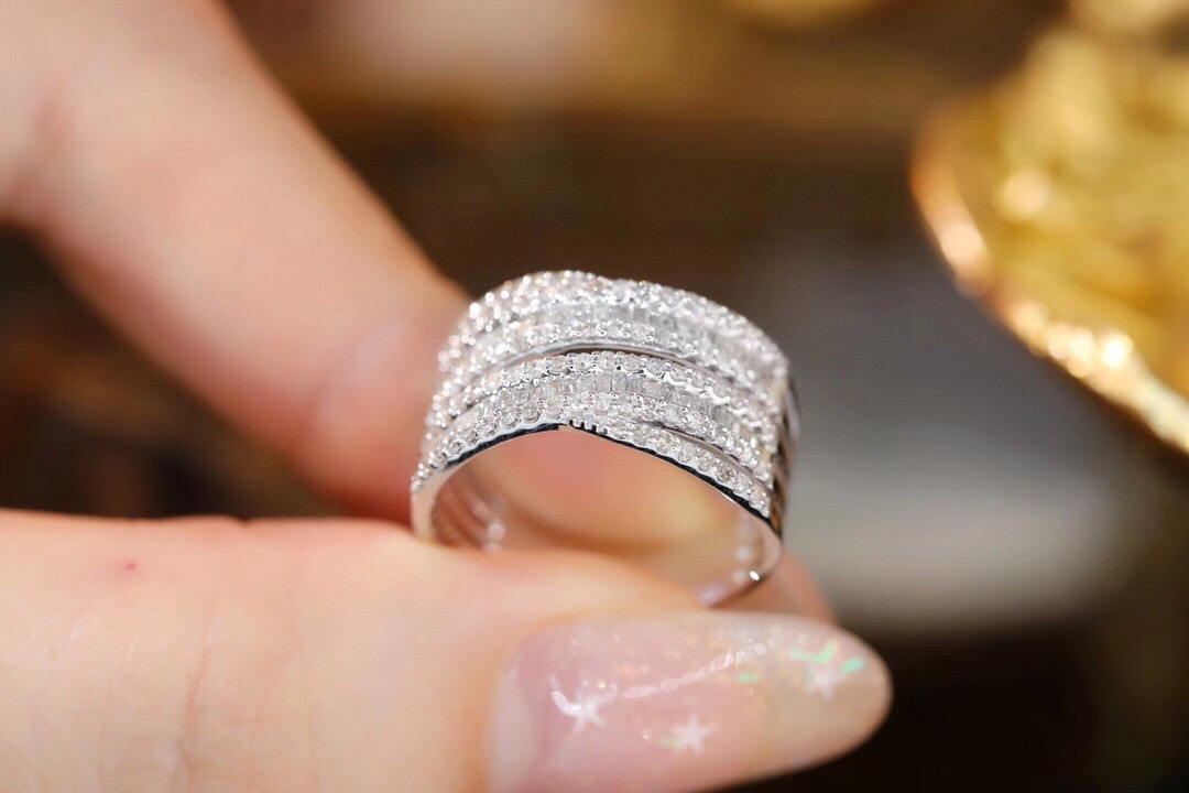 18k gold ring set with a natural diamond; the diamond features a Tapered Baguette cut and weighs 0.85carats.