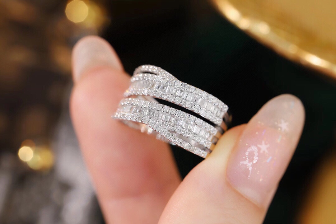 18k gold ring set with a natural diamond; the diamond features a Tapered Baguette cut and weighs 0.85carats.