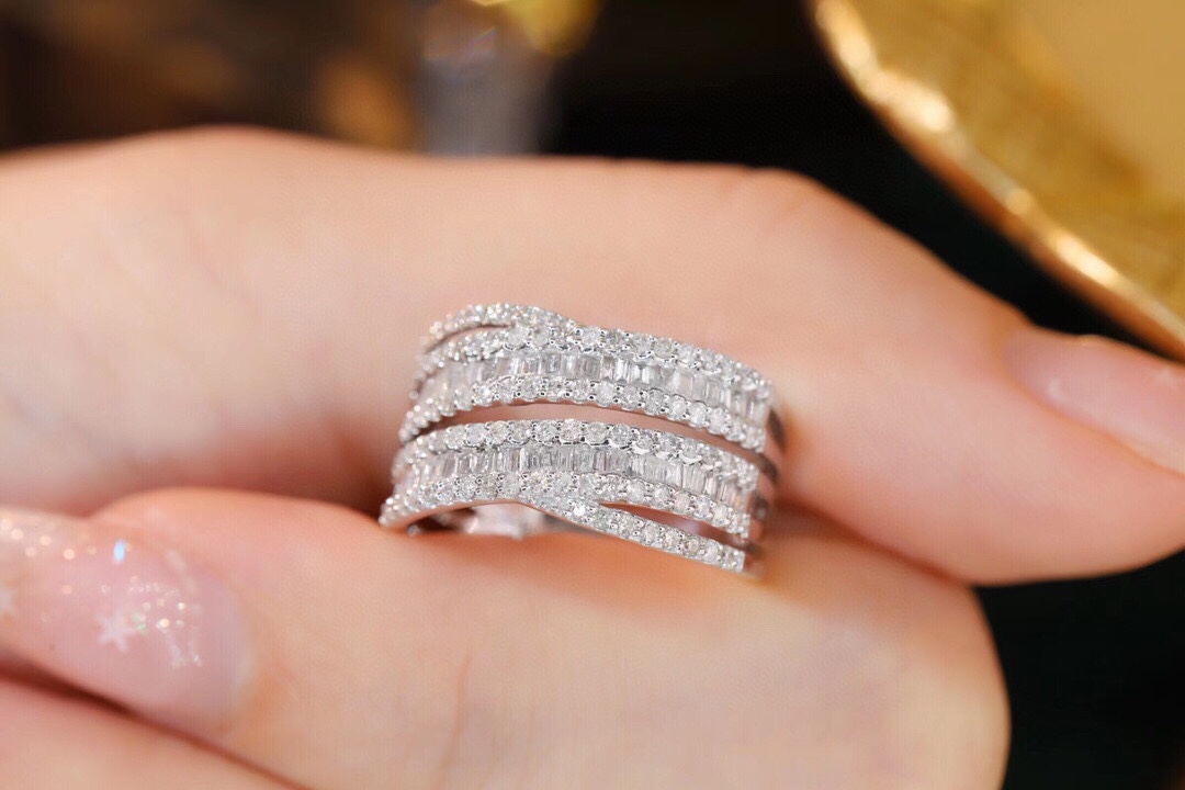 18k gold ring set with a natural diamond; the diamond features a Tapered Baguette cut and weighs 0.85carats.