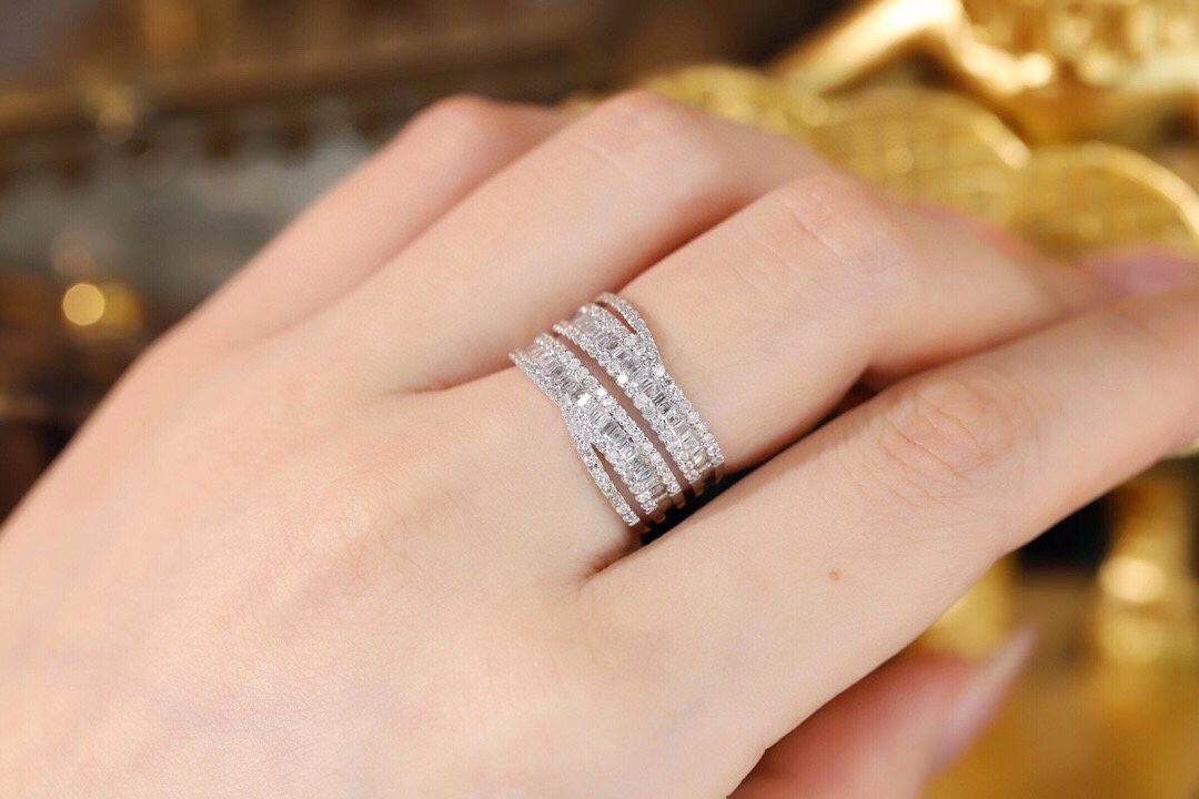 18k gold ring set with a natural diamond; the diamond features a Tapered Baguette cut and weighs 0.85carats.