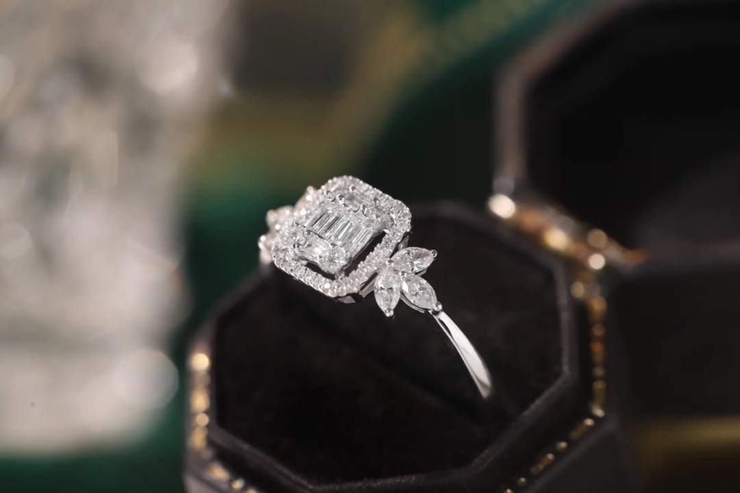 18k gold ring set with a natural diamond; the diamond features a Tapered Baguette cut and weighs 0.50carats.