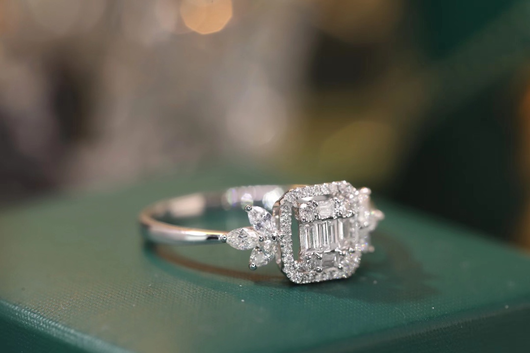 18k gold ring set with a natural diamond; the diamond features a Tapered Baguette cut and weighs 0.50carats.