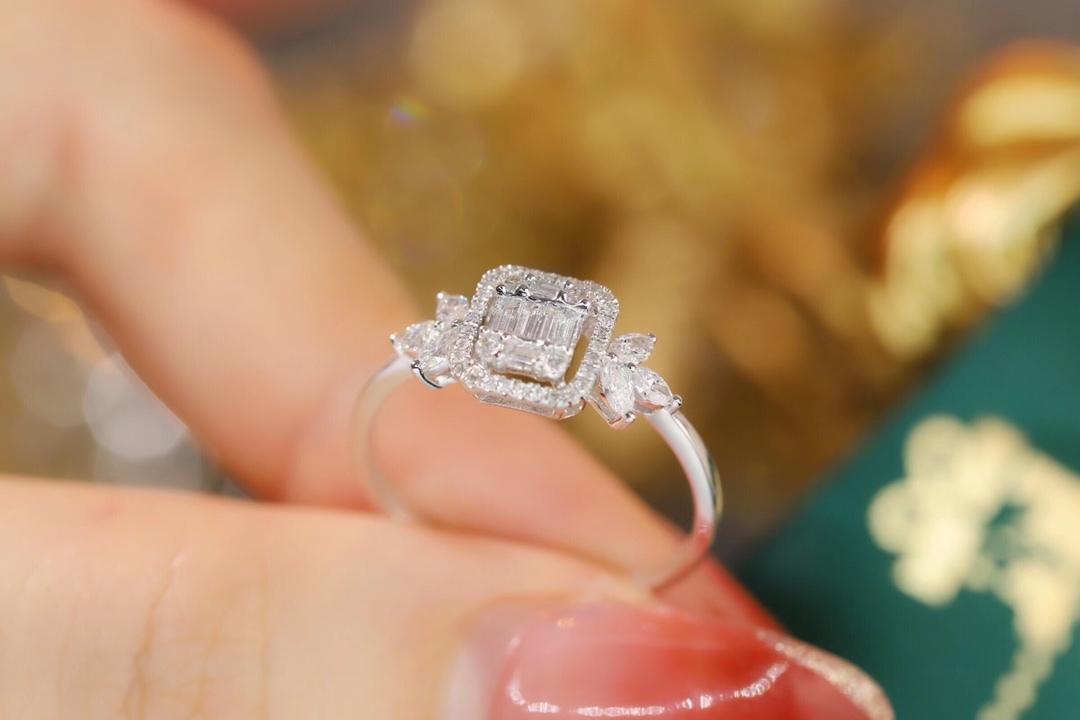 18k gold ring set with a natural diamond; the diamond features a Tapered Baguette cut and weighs 0.50carats.