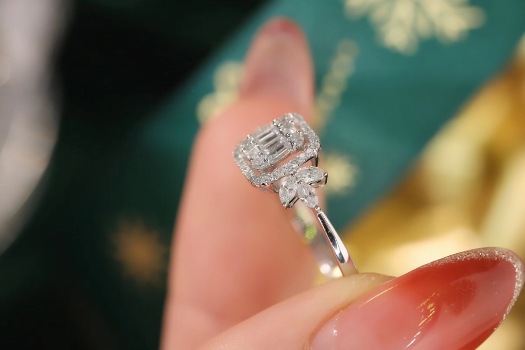 18k gold ring set with a natural diamond; the diamond features a Tapered Baguette cut and weighs 0.50carats.