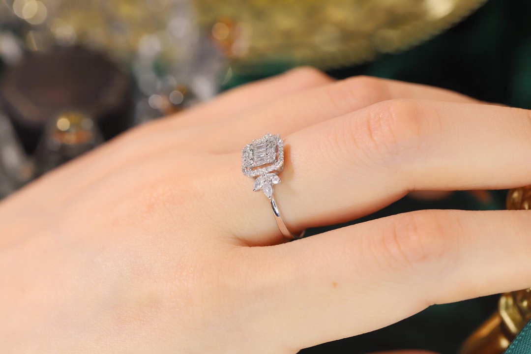 18k gold ring set with a natural diamond; the diamond features a Tapered Baguette cut and weighs 0.50carats.