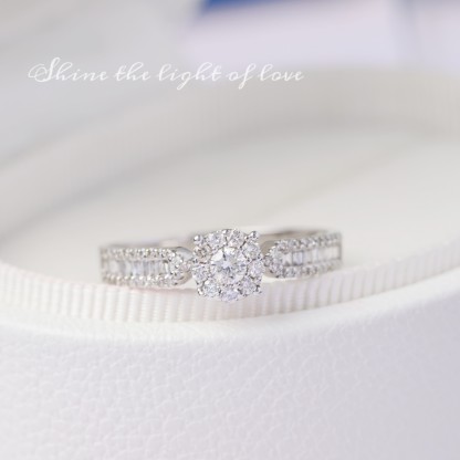 18k gold ring set with a natural diamond; the diamond features a Tapered Baguette cut and weighs 0.47carats.