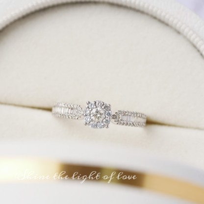 18k gold ring set with a natural diamond; the diamond features a Tapered Baguette cut and weighs 0.47carats.