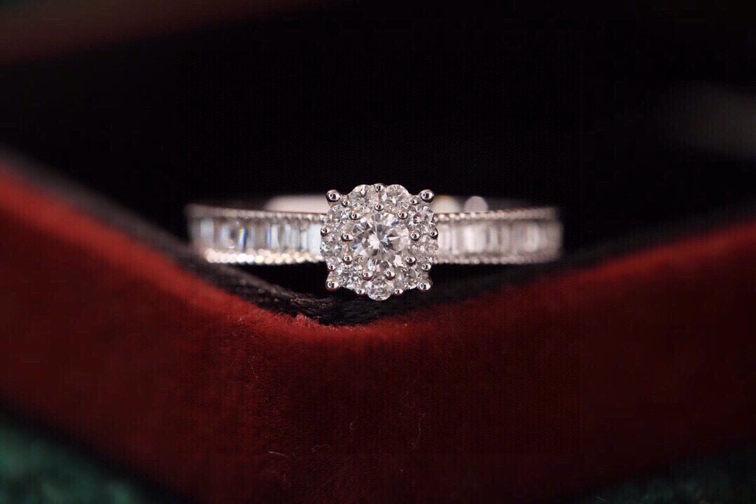 18k gold ring set with a natural diamond; the diamond features a Tapered Baguette cut and weighs 0.40carats.