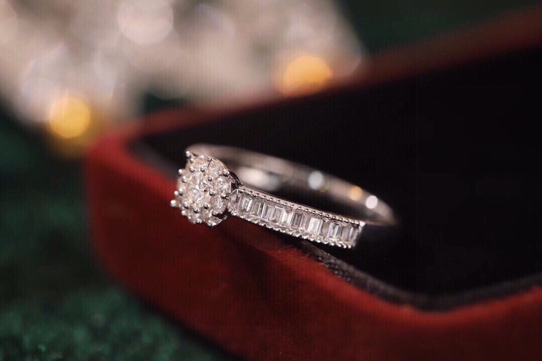 18k gold ring set with a natural diamond; the diamond features a Tapered Baguette cut and weighs 0.40carats.