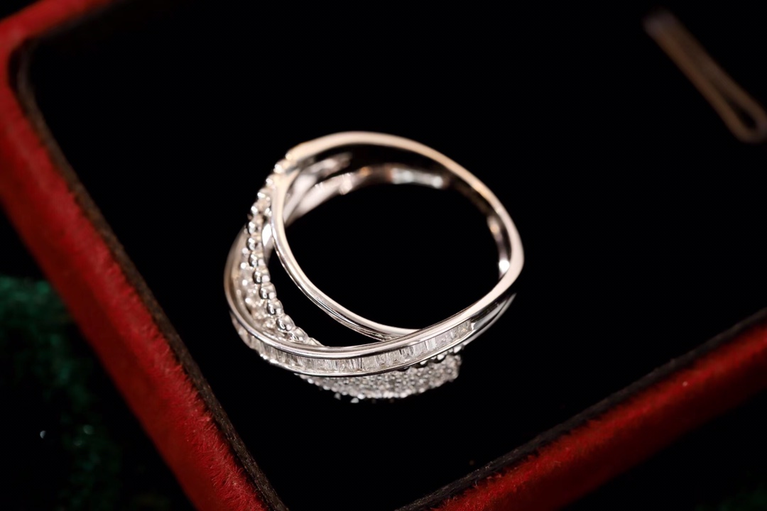 18k gold ring set with a natural diamond; the diamond features a Tapered Baguette cut and weighs 0.55carats.