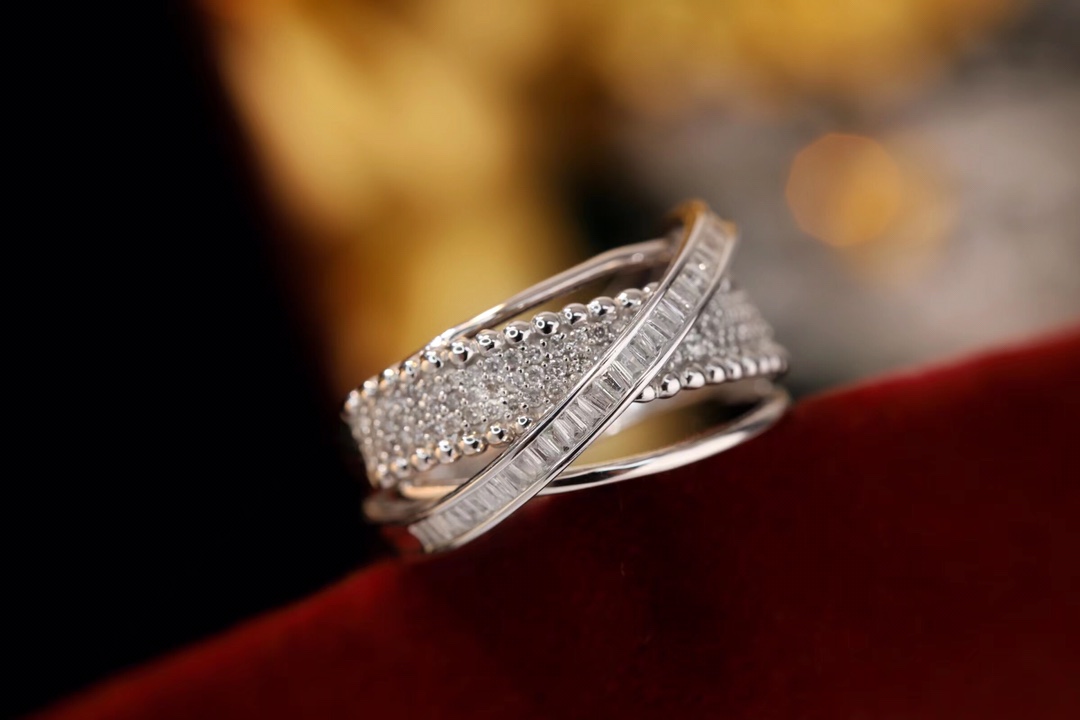 18k gold ring set with a natural diamond; the diamond features a Tapered Baguette cut and weighs 0.55carats.