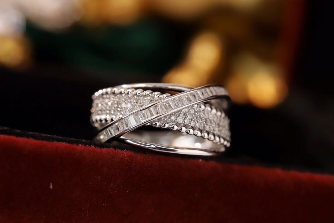 18k gold ring set with a natural diamond; the diamond features a Tapered Baguette cut and weighs 0.55carats.