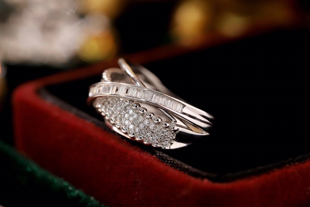 18k gold ring set with a natural diamond; the diamond features a Tapered Baguette cut and weighs 0.55carats.