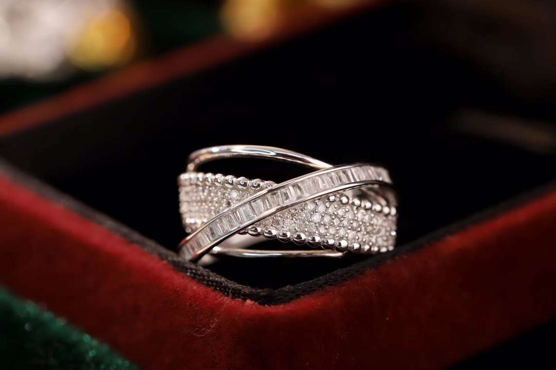 18k gold ring set with a natural diamond; the diamond features a Tapered Baguette cut and weighs 0.55carats.