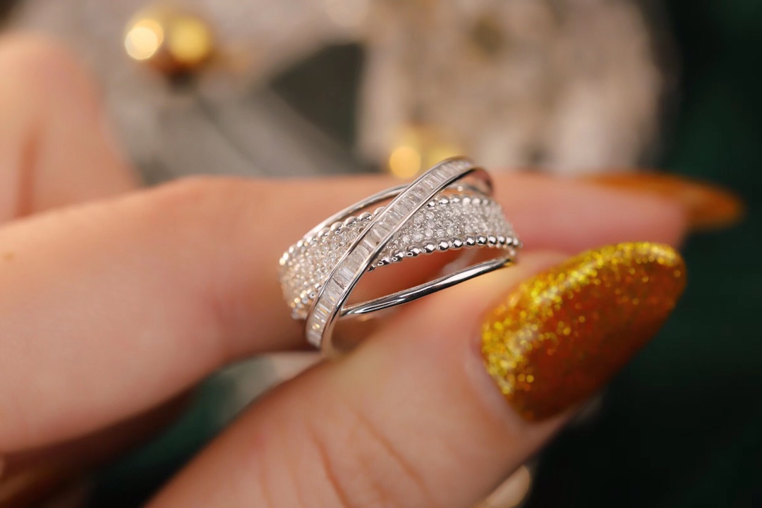 18k gold ring set with a natural diamond; the diamond features a Tapered Baguette cut and weighs 0.55carats.