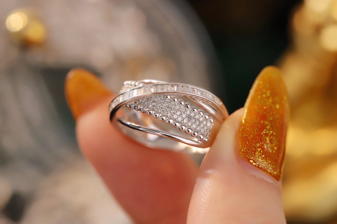 18k gold ring set with a natural diamond; the diamond features a Tapered Baguette cut and weighs 0.55carats.