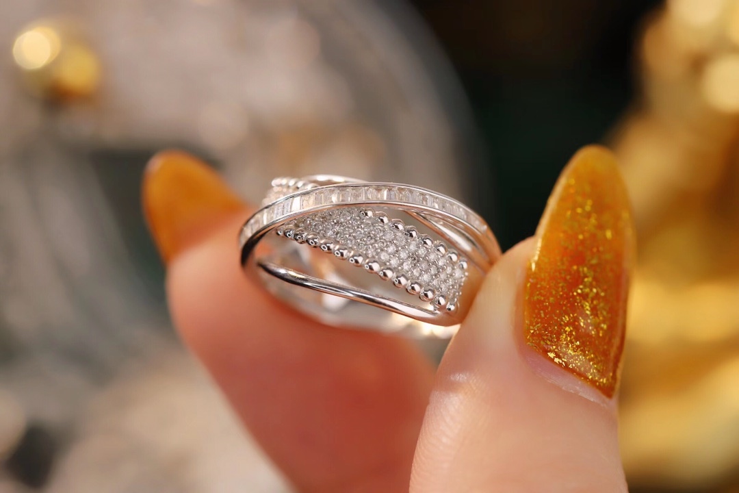 18k gold ring set with a natural diamond; the diamond features a Tapered Baguette cut and weighs 0.55carats.