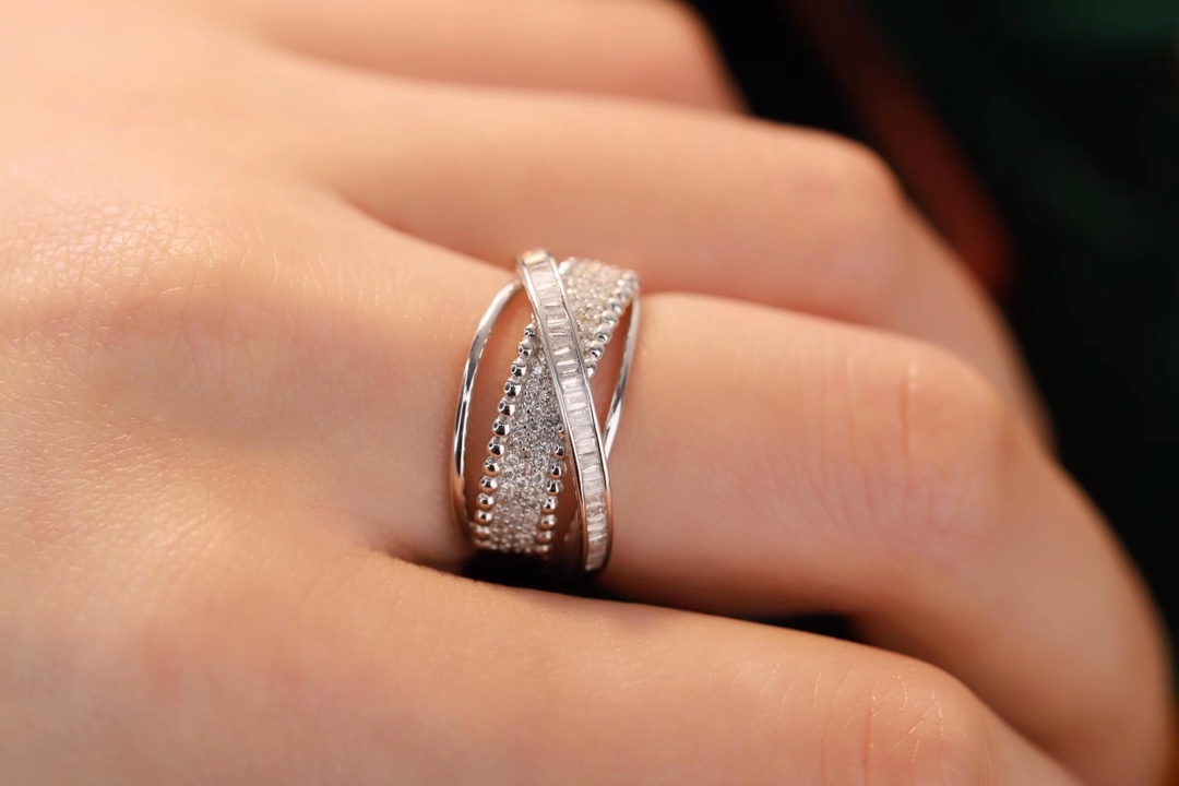 18k gold ring set with a natural diamond; the diamond features a Tapered Baguette cut and weighs 0.55carats.