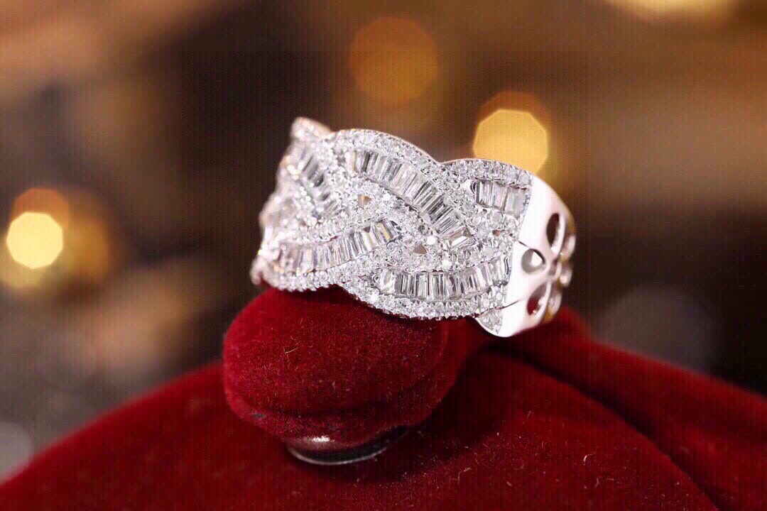 18k gold ring set with a natural diamond; the diamond features a Tapered Baguette cut and weighs 0.65carats.