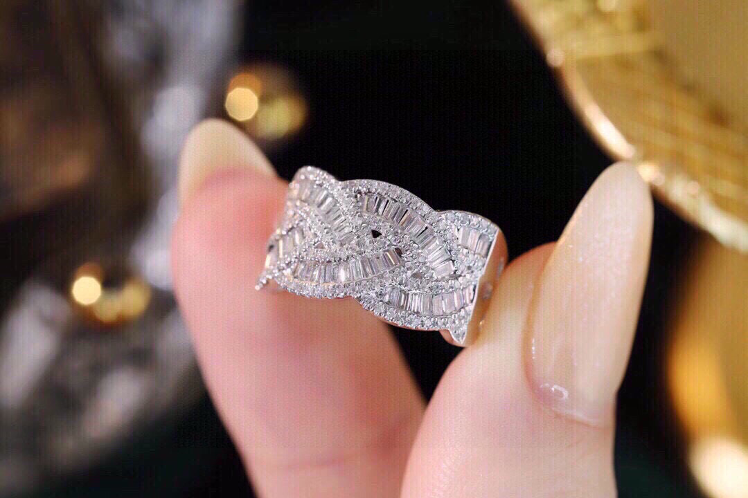 18k gold ring set with a natural diamond; the diamond features a Tapered Baguette cut and weighs 0.65carats.