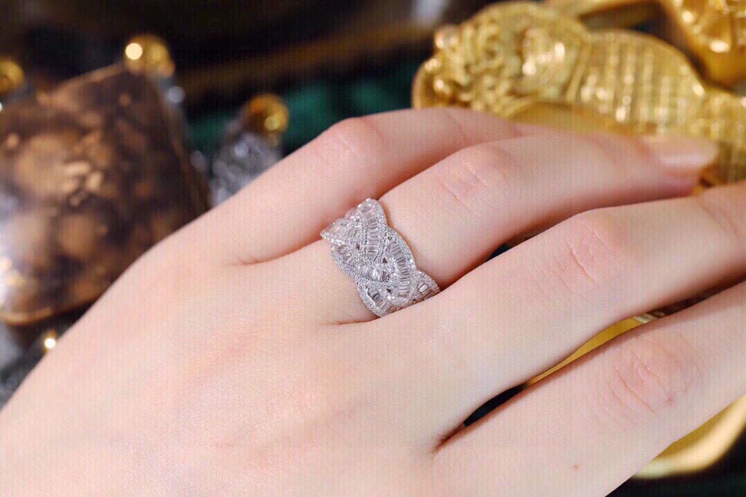 18k gold ring set with a natural diamond; the diamond features a Tapered Baguette cut and weighs 0.65carats.