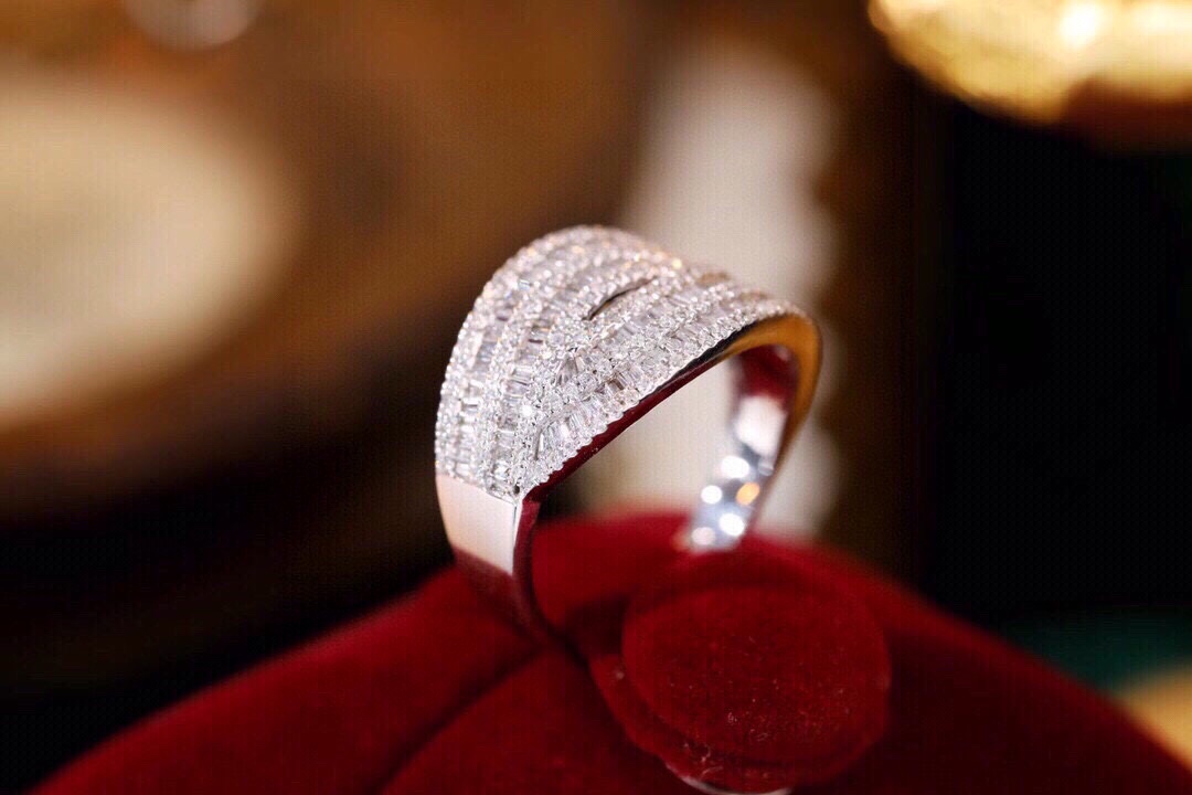 18k gold ring set with a natural diamond; the diamond features a Tapered Baguette cut and weighs 1.00carats.