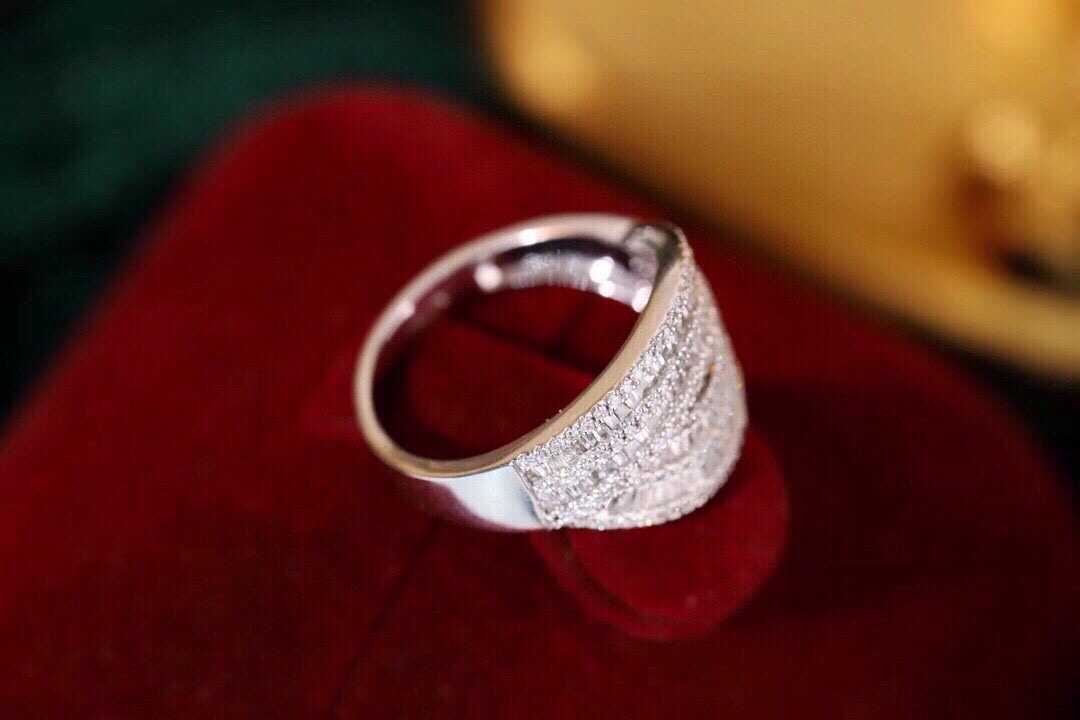 18k gold ring set with a natural diamond; the diamond features a Tapered Baguette cut and weighs 1.00carats.