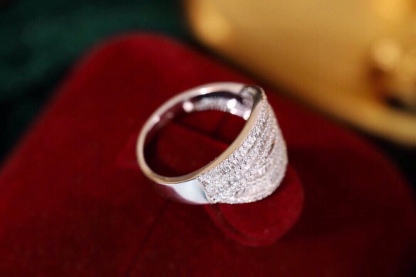 18k gold ring set with a natural diamond; the diamond features a Tapered Baguette cut and weighs 1.00carats.