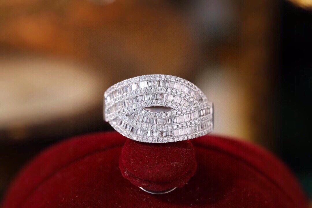 18k gold ring set with a natural diamond; the diamond features a Tapered Baguette cut and weighs 1.00carats.