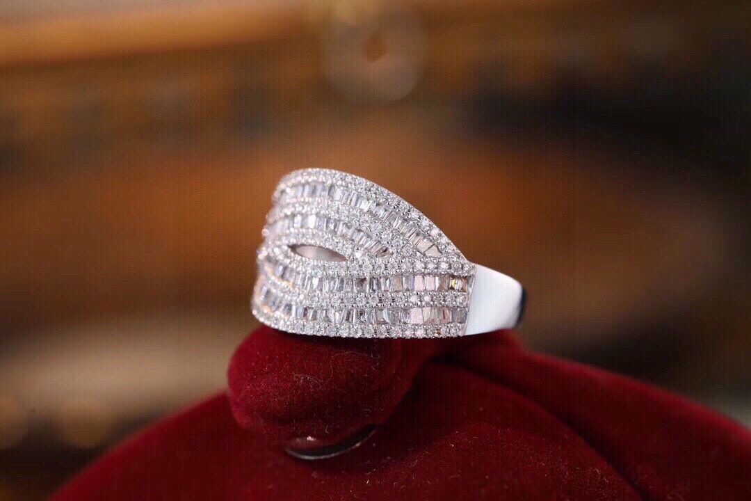18k gold ring set with a natural diamond; the diamond features a Tapered Baguette cut and weighs 1.00carats.