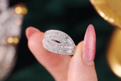 18k gold ring set with a natural diamond; the diamond features a Tapered Baguette cut and weighs 1.00carats.