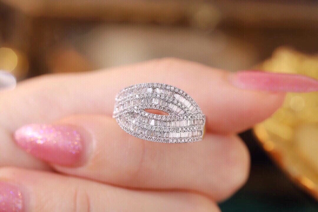 18k gold ring set with a natural diamond; the diamond features a Tapered Baguette cut and weighs 1.00carats.