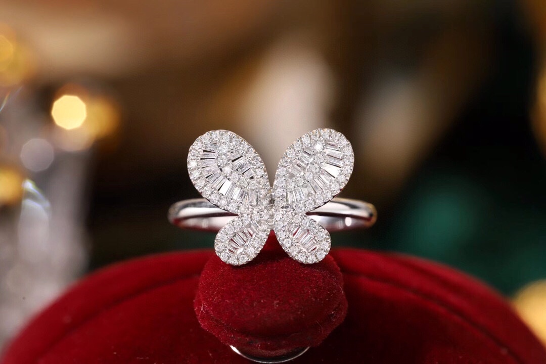 18k gold ring set with a natural diamond; the diamond features a Tapered Baguette cut and weighs 0.40 carats.