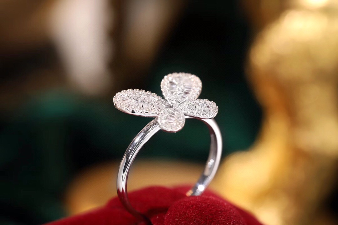 18k gold ring set with a natural diamond; the diamond features a Tapered Baguette cut and weighs 0.40 carats.