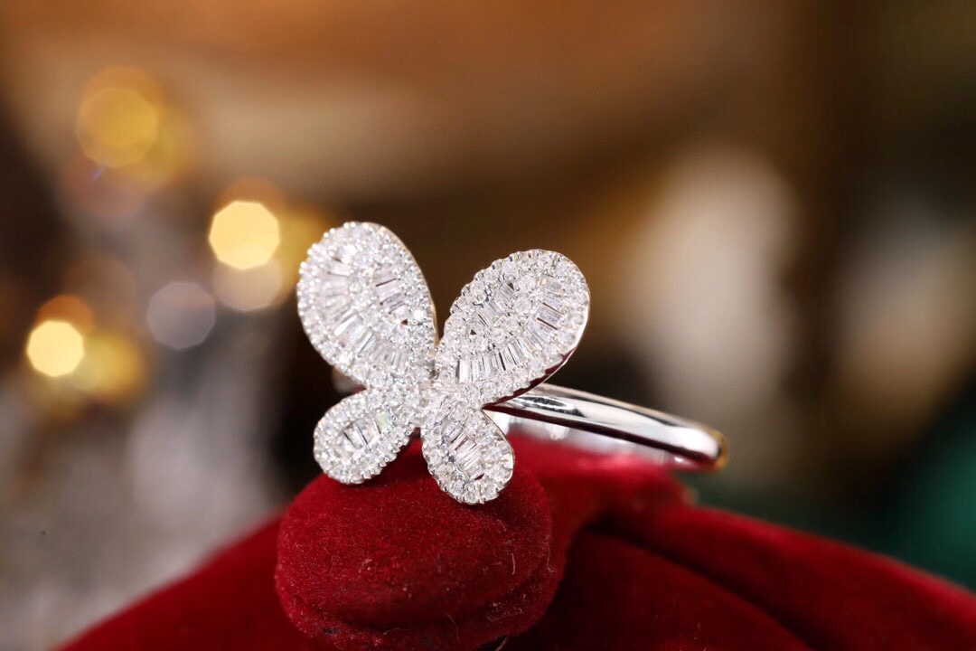 18k gold ring set with a natural diamond; the diamond features a Tapered Baguette cut and weighs 0.40 carats.