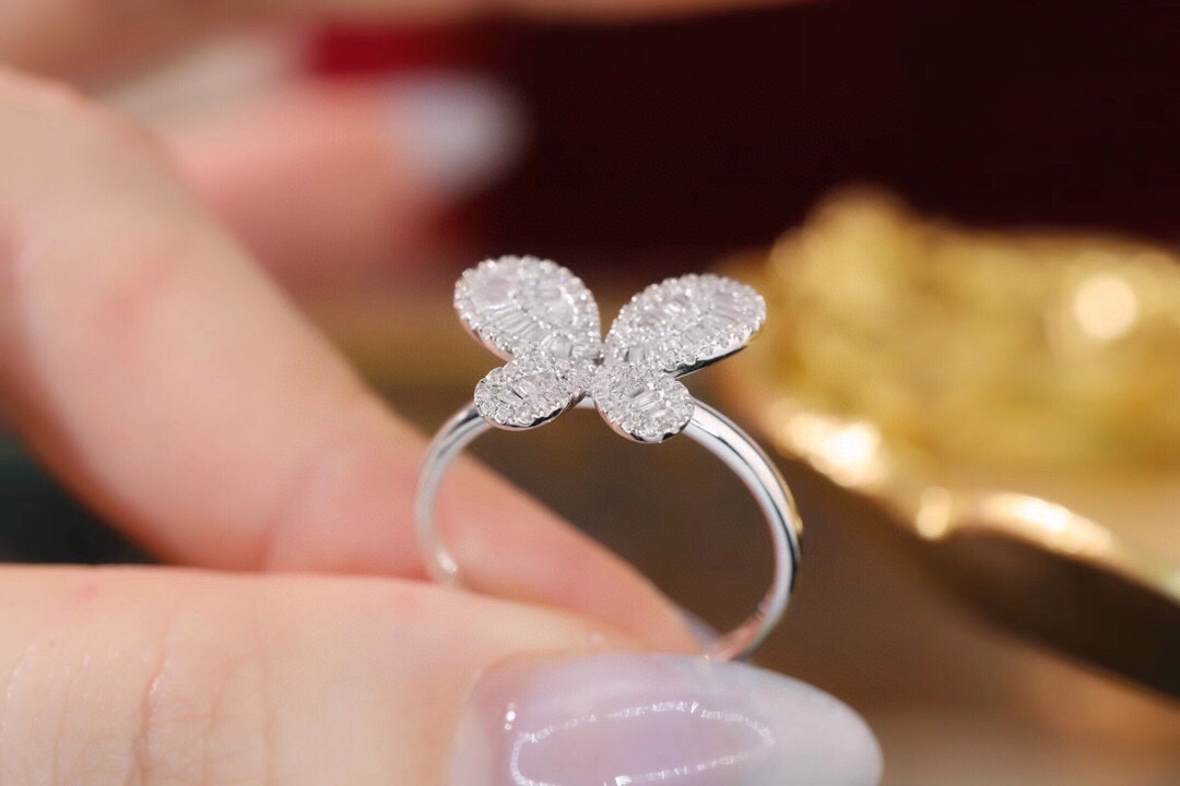 18k gold ring set with a natural diamond; the diamond features a Tapered Baguette cut and weighs 0.40 carats.