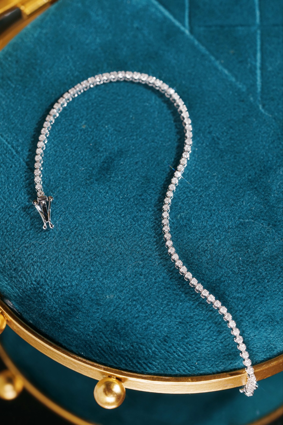 18k gold bracelet with natural diamonds; available in sizes of 1ct and 2ct; designed as a tennis bracelet.