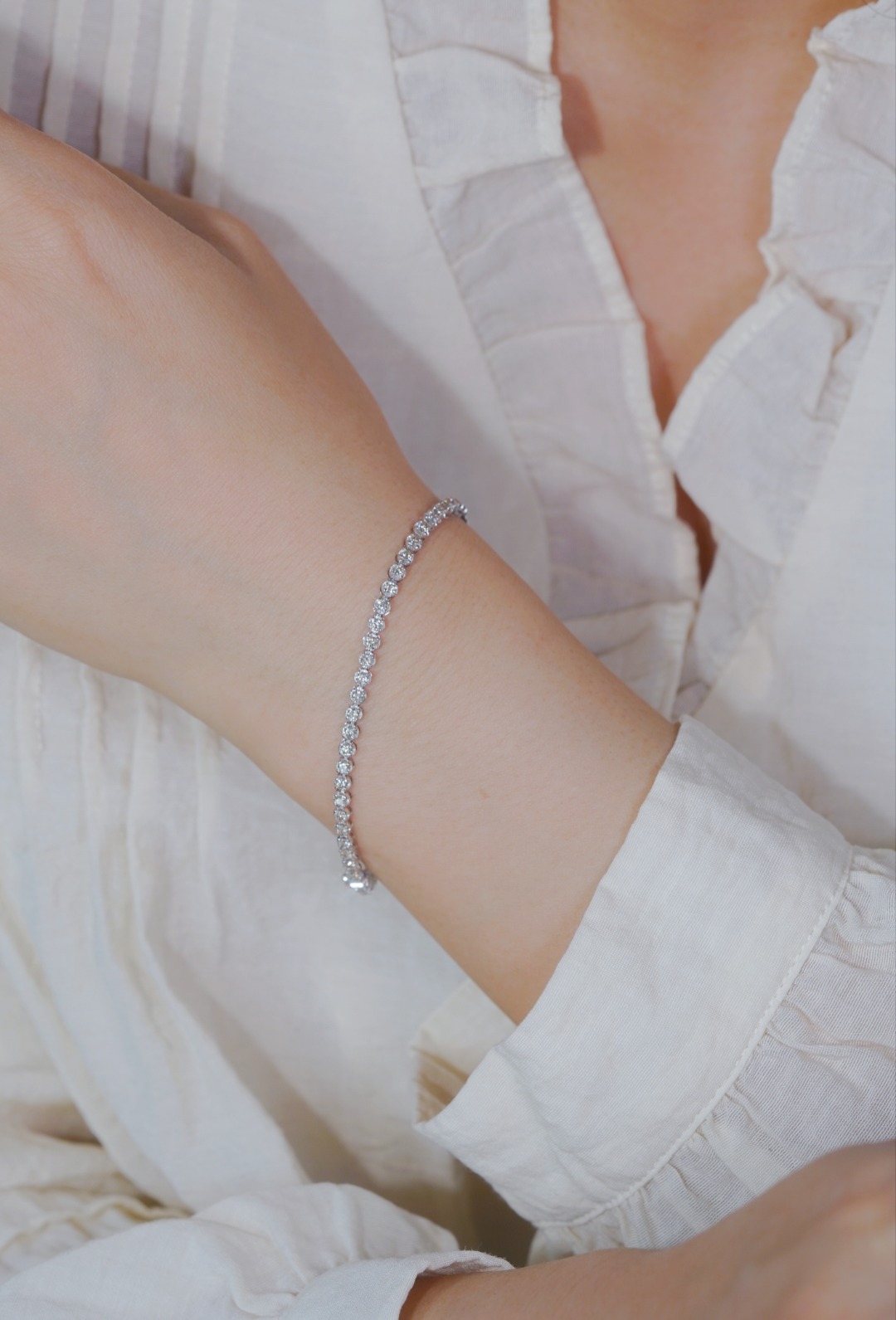 18k gold bracelet with natural diamonds; available in sizes of 1ct and 2ct; designed as a tennis bracelet.