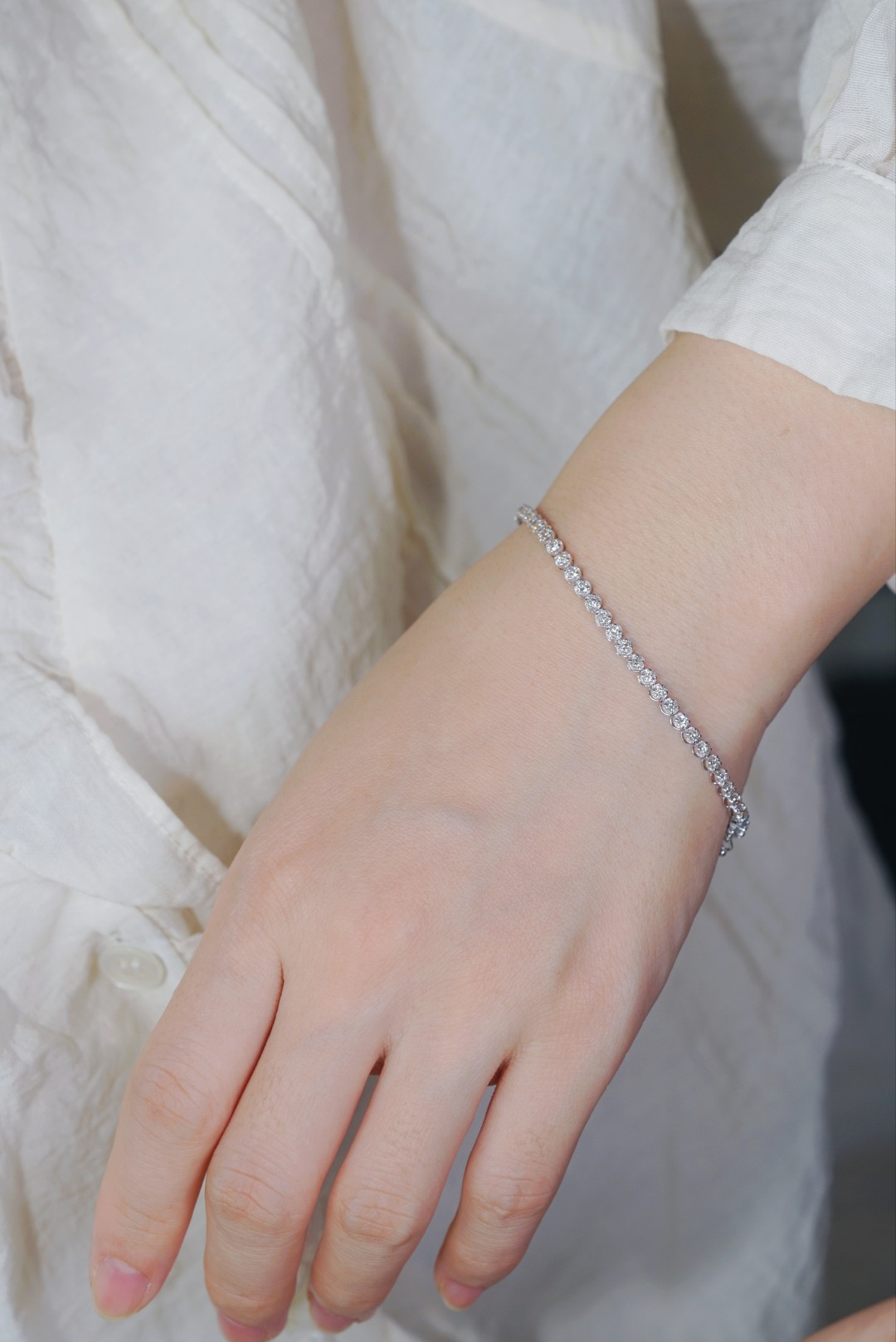 18k gold bracelet with natural diamonds; available in sizes of 1ct and 2ct; designed as a tennis bracelet.