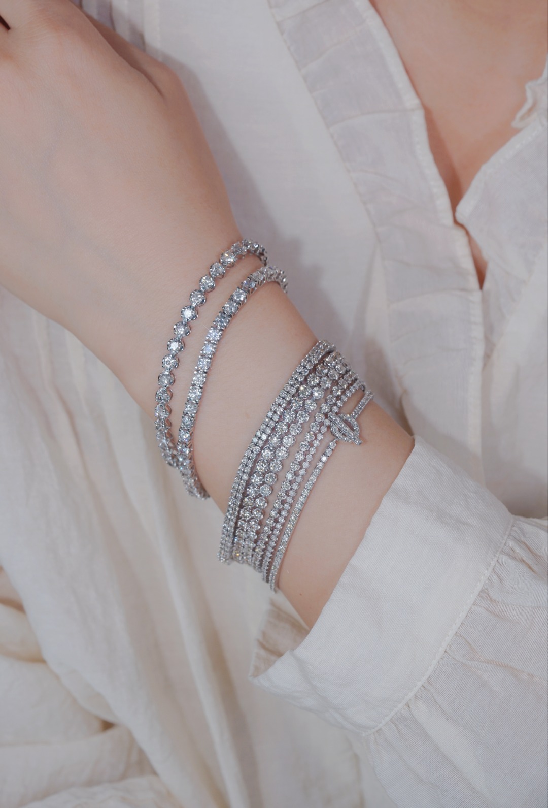 18k gold bracelet with natural diamonds; available in sizes of 1ct and 2ct; designed as a tennis bracelet.