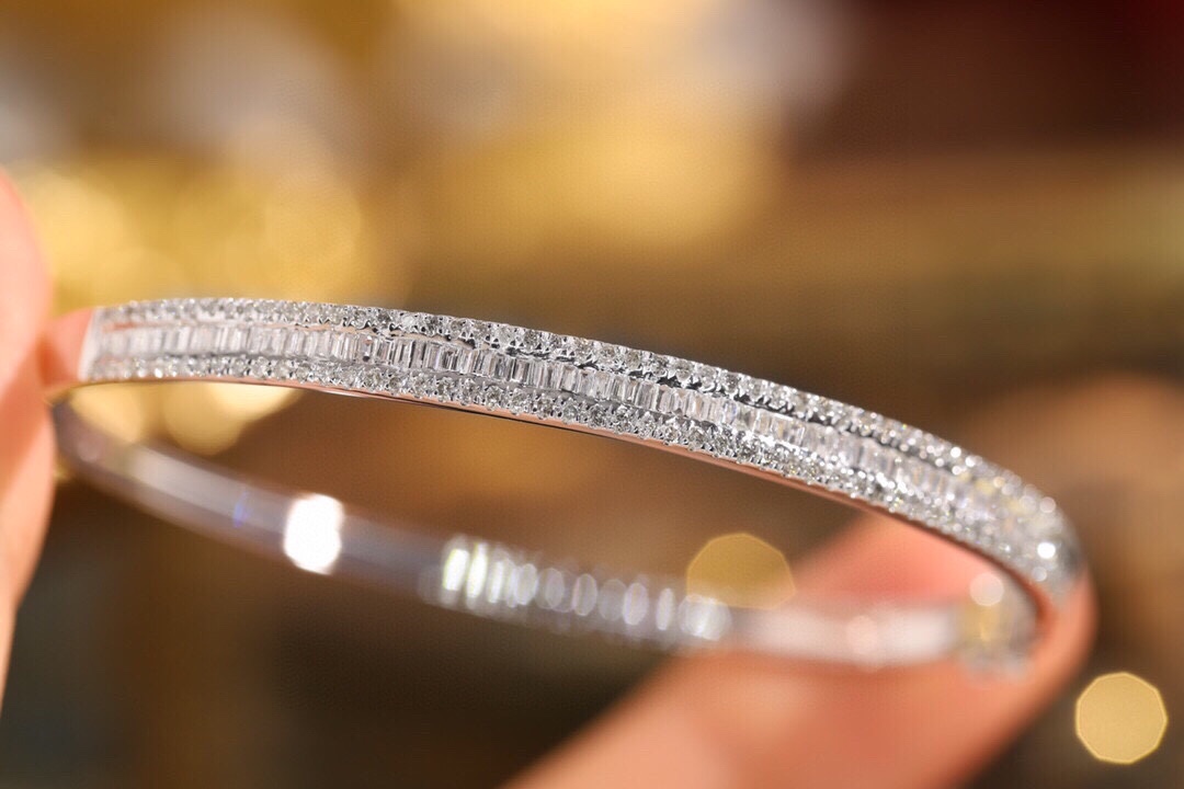 18-karat gold bracelet featuring a natural diamond of 1.20 carats, set in a Tapered Baguette style.