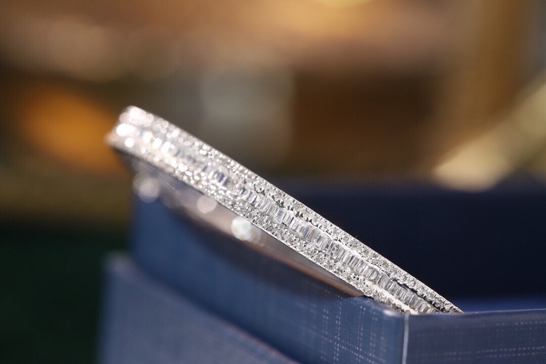 18-karat gold bracelet featuring a natural diamond of 1.20 carats, set in a Tapered Baguette style.