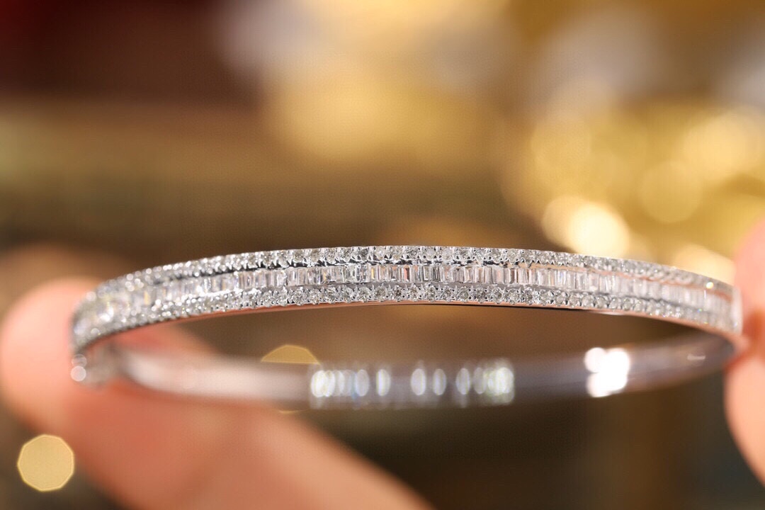 18-karat gold bracelet featuring a natural diamond of 1.20 carats, set in a Tapered Baguette style.