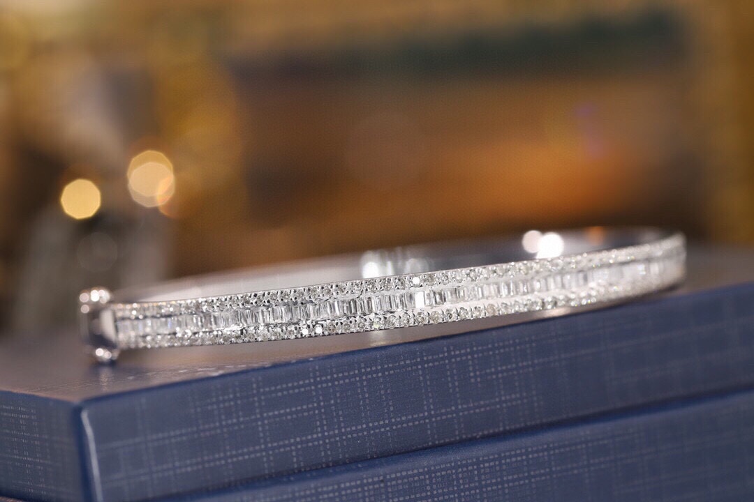 18-karat gold bracelet featuring a natural diamond of 1.20 carats, set in a Tapered Baguette style.